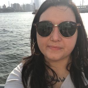 Meet your Posher, Danielle